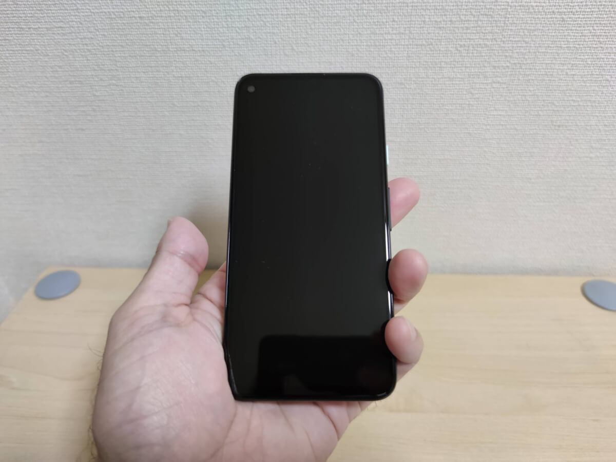 Google Pixel 4aを手に持ったところ