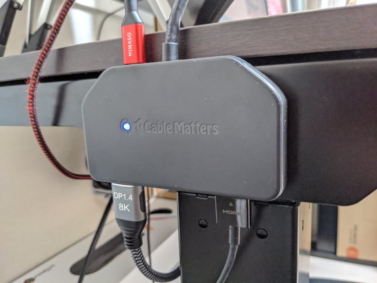 Cable Matters USB-C MSTハブをデスク横の金属部分にマグネットで取り付けたところ