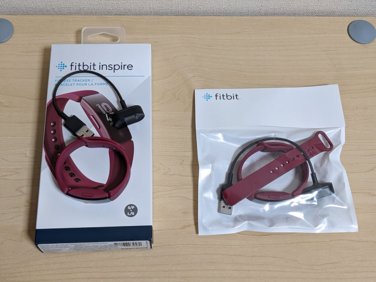 右側が届いた新品のFitbit Inspire