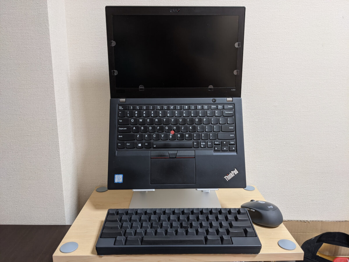 CIO-PCST-02 折りたたみ式ノートパソコンスタンド によるノートPCのデスクトップ化イメージ（前から見たところ）