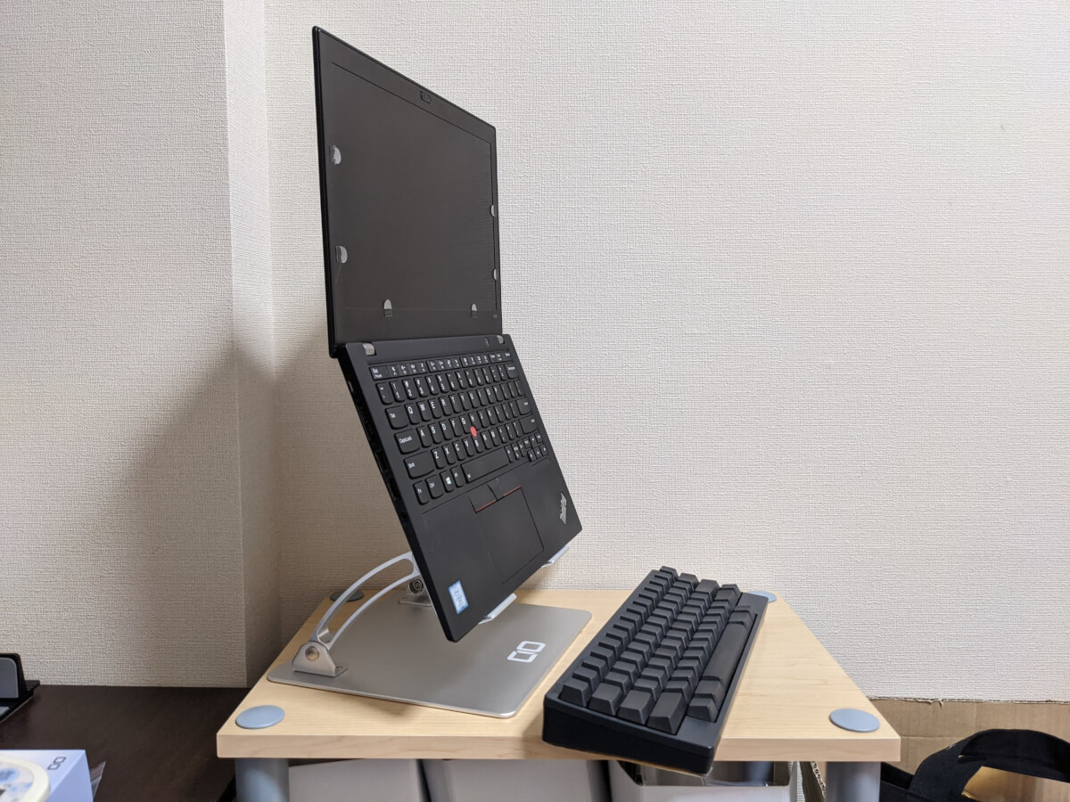 CIO-PCST-02 折りたたみ式ノートパソコンスタンド によるノートPCのデスクトップ化イメージ（横から見たところ）