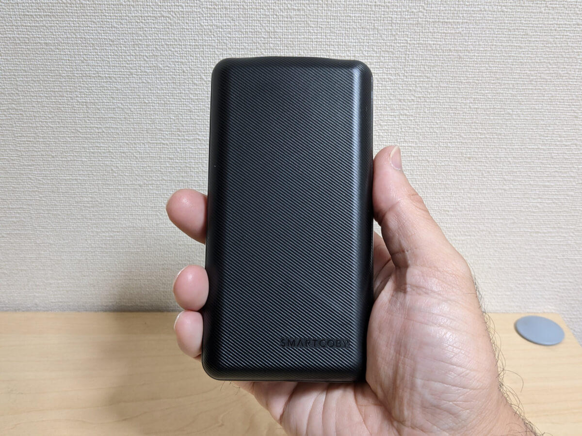 SMARTCOBY 20000 60W 手に持ったときの大きさ感