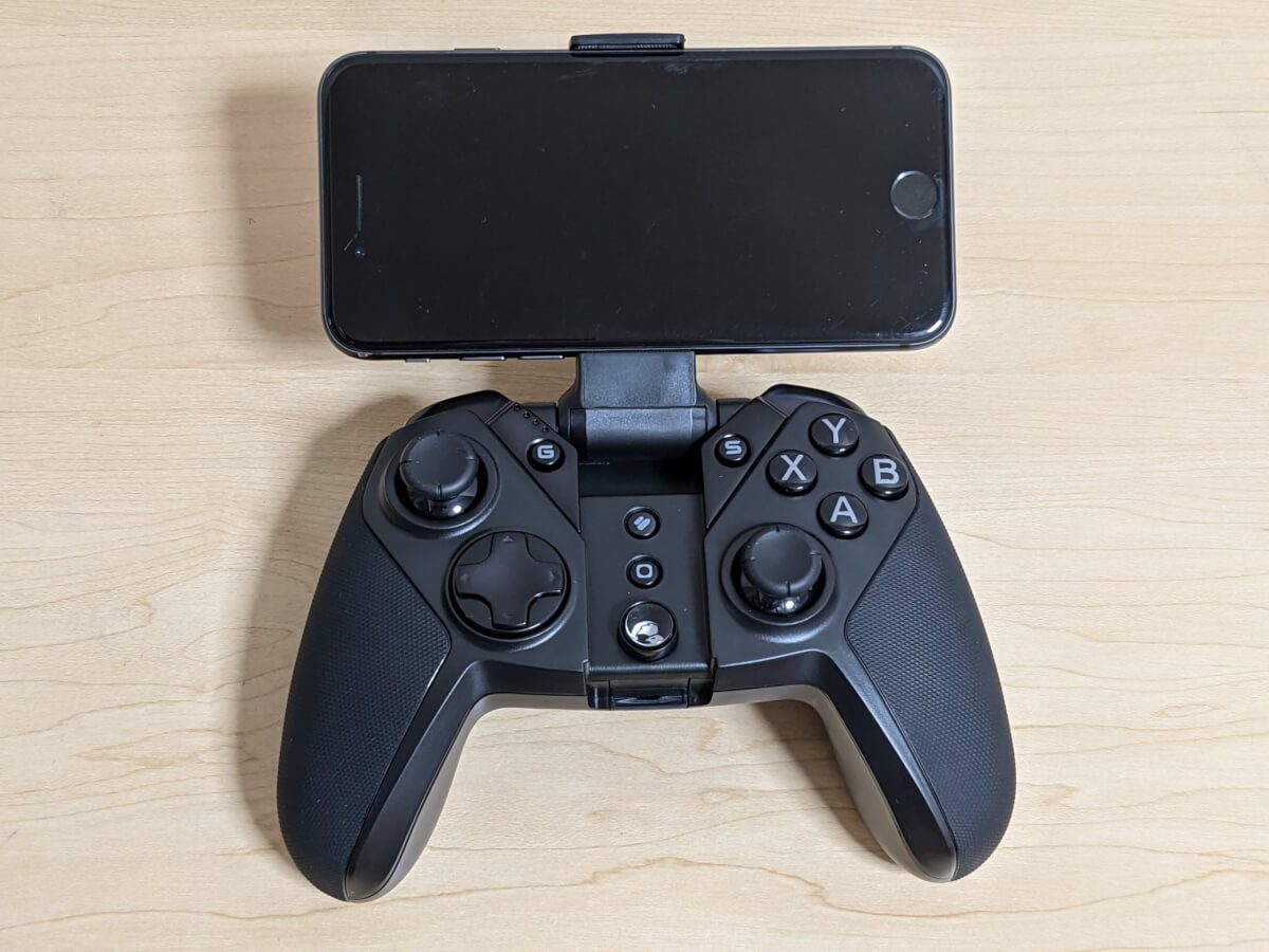 GameSir G4 Pro iPhone SEサイズのiPhone 8をつけた様子