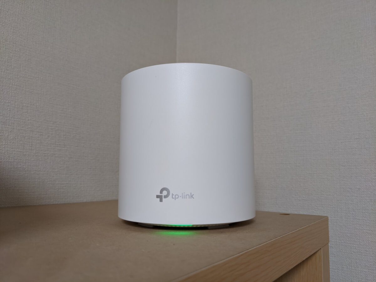 TP-Link AX1800 Deco X20 本棚の上においた様子