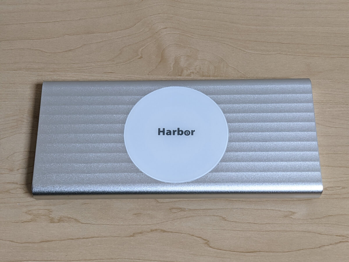 Harbor SUPER 上側 Harborロゴ部分はワイヤレス充電を兼ねる