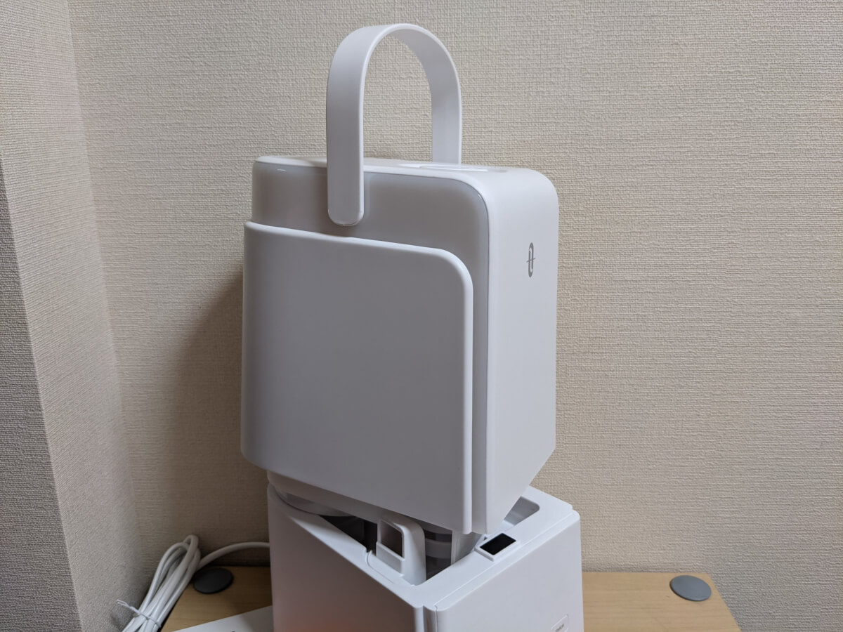 TaoTronics TT-AH043 取っ手を上げて水タンクを外したところ