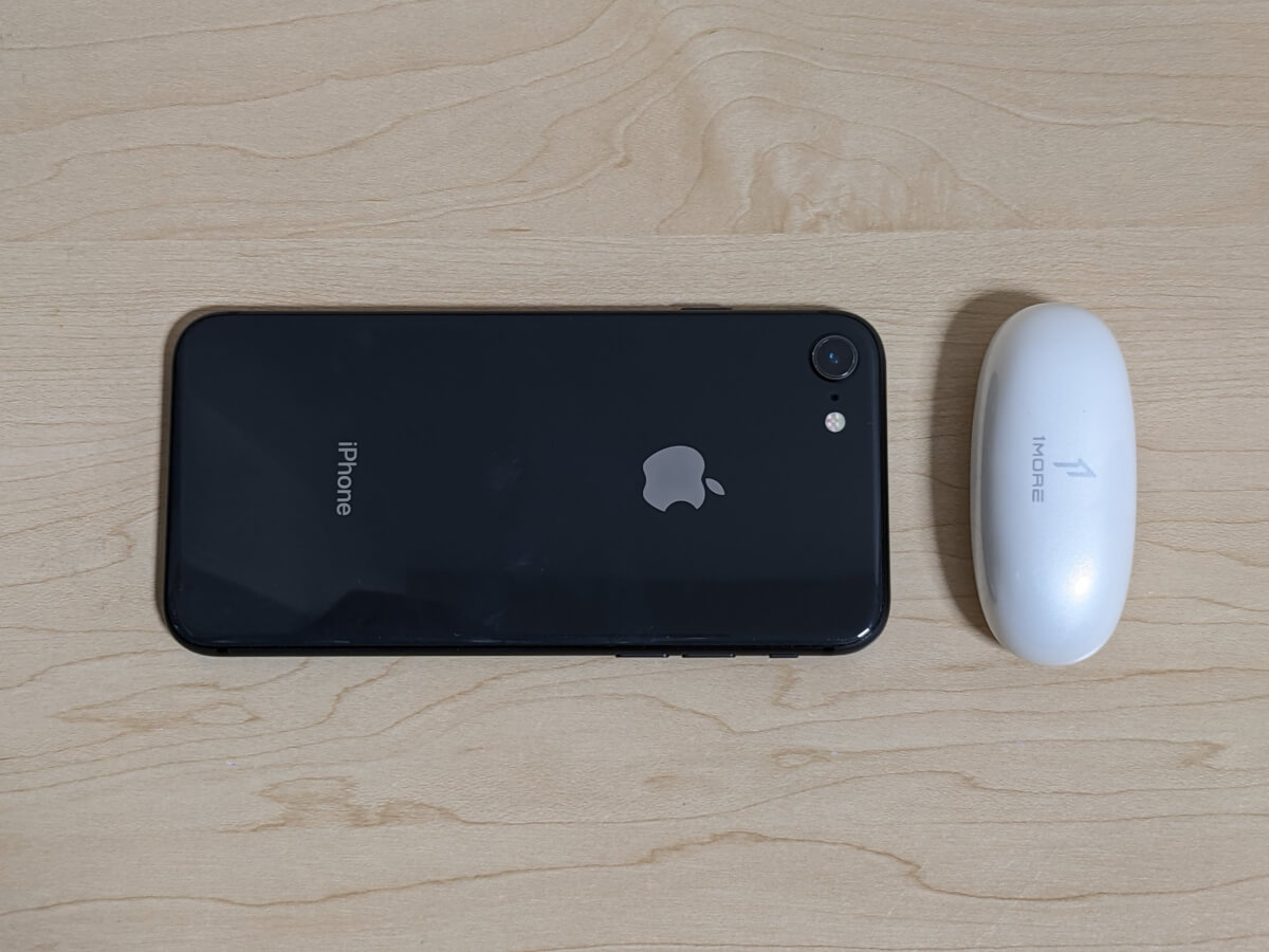 1MORE ComfoBuds ケースの大きさをiPhone 8 SE 2020と比較