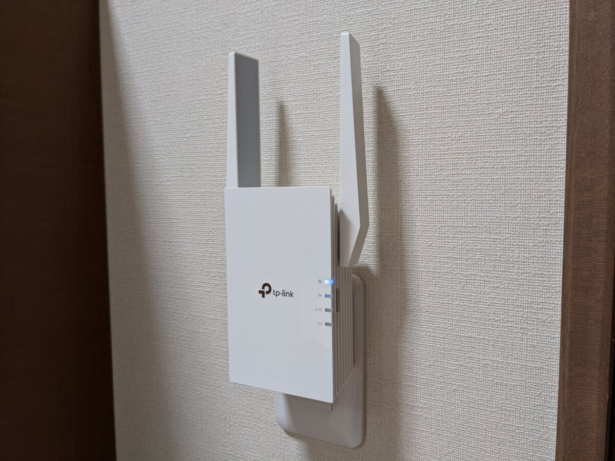 TP-Link RE605X コンセントに挿した様子