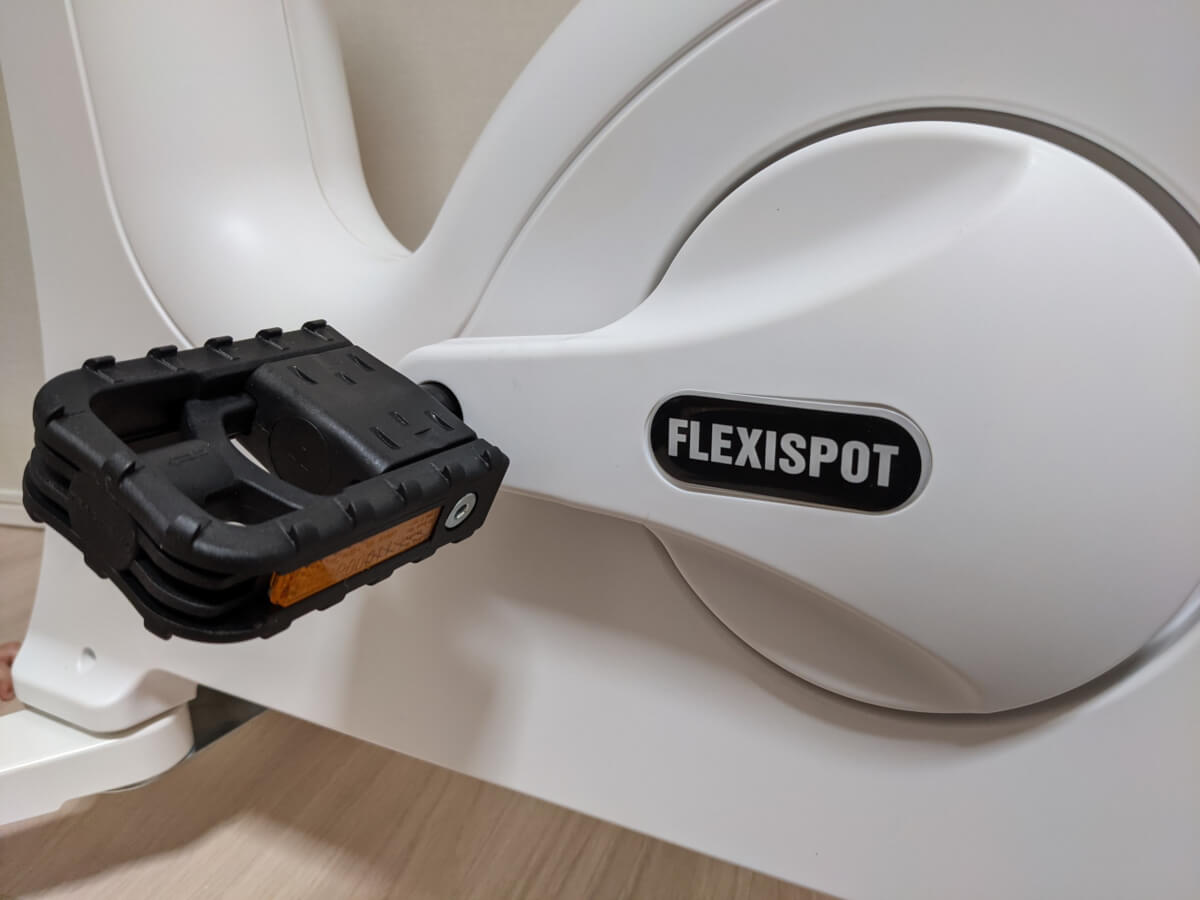 FlexiSpot V9 ペダル部分のデザイン。ペダルのフチ部分に滑り止め用の突起がついている