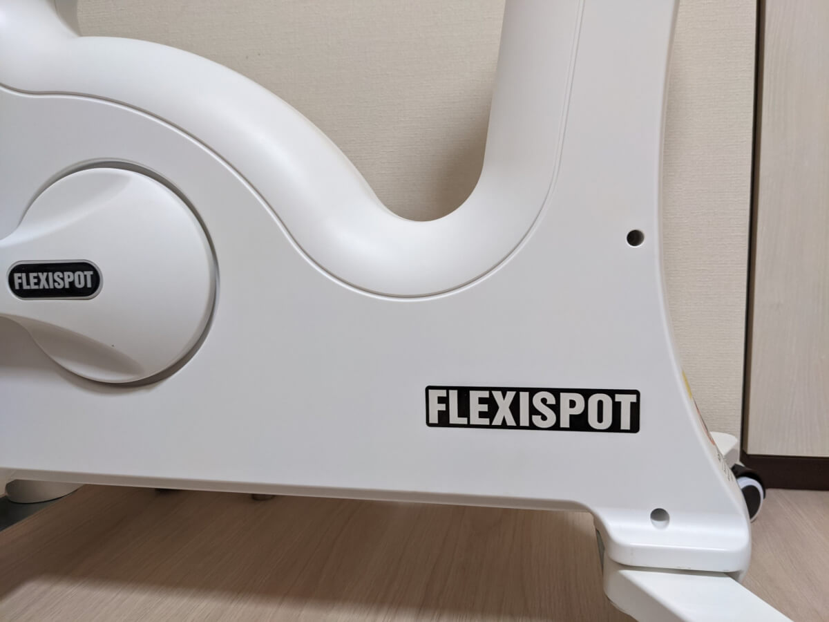 FlexiSpot V9側面のFlexiSpotロゴ