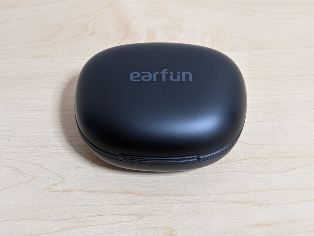 EarFun Air Pro ケース上部。EarFunロゴが印字されている