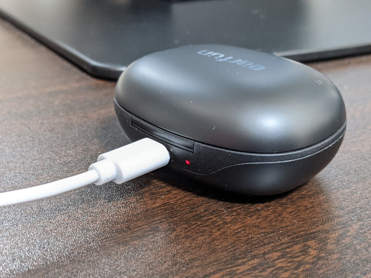 EarFun Air Pro ケースに充電用USB-Cケーブルを接続したときのケース後方の赤色LEDが点灯している様子