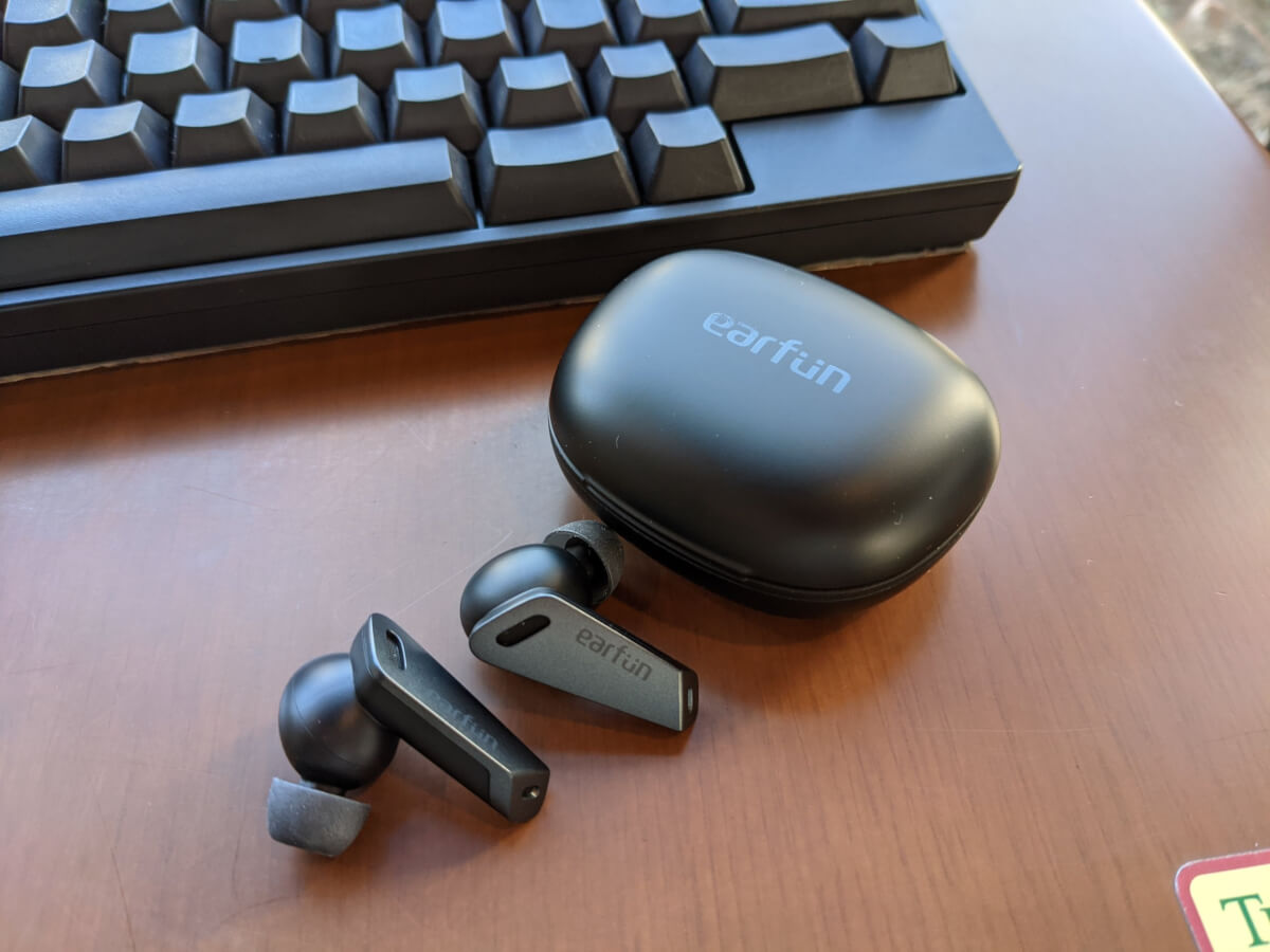 EarFun Air Proを外のカフェで使っている様子