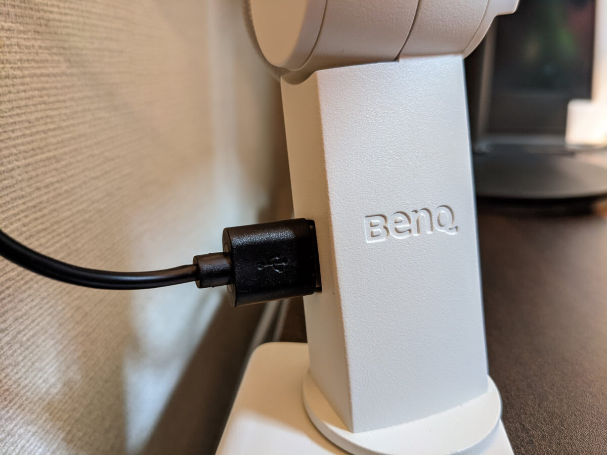 BenQ WiT MindDuo 5W出力のUSB-AジャックからUSB給電している様子