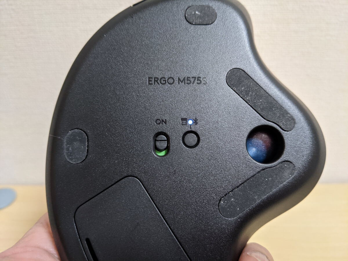 Logicool ERGO M575 Bluetooth接続モード時のLEDは青色に点滅する