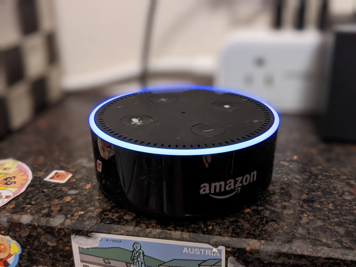 わがやのリビングの一角に置いてあるAmazon Echo Dot 第2世代