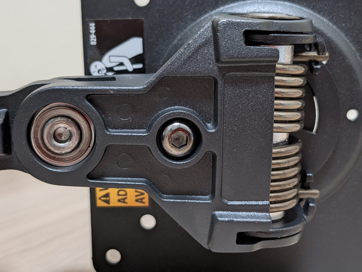 エルゴトロンLXシングルモニターアーム モニター装着部 チルトの強さ調整用ネジ