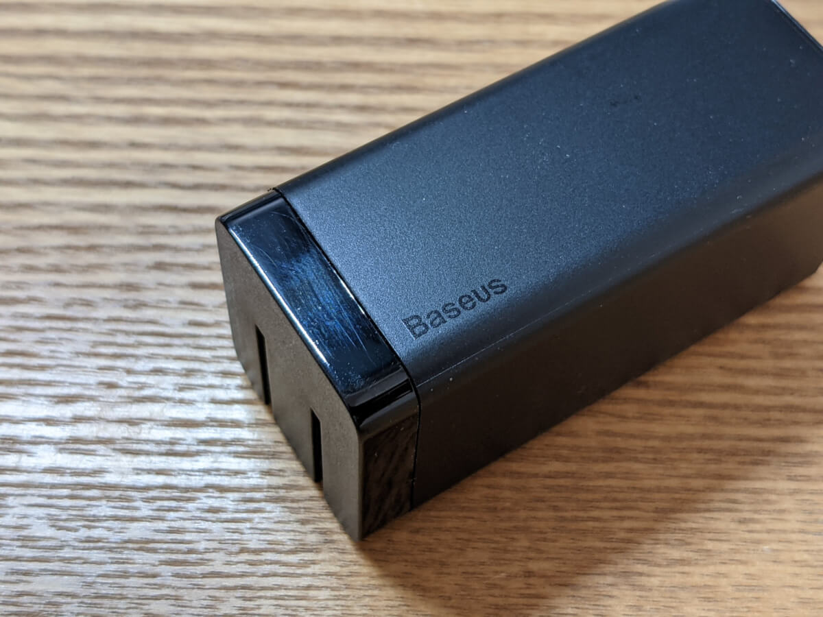 Baseus 65W 2C1A GaN充電器 外観 Baseusロゴ