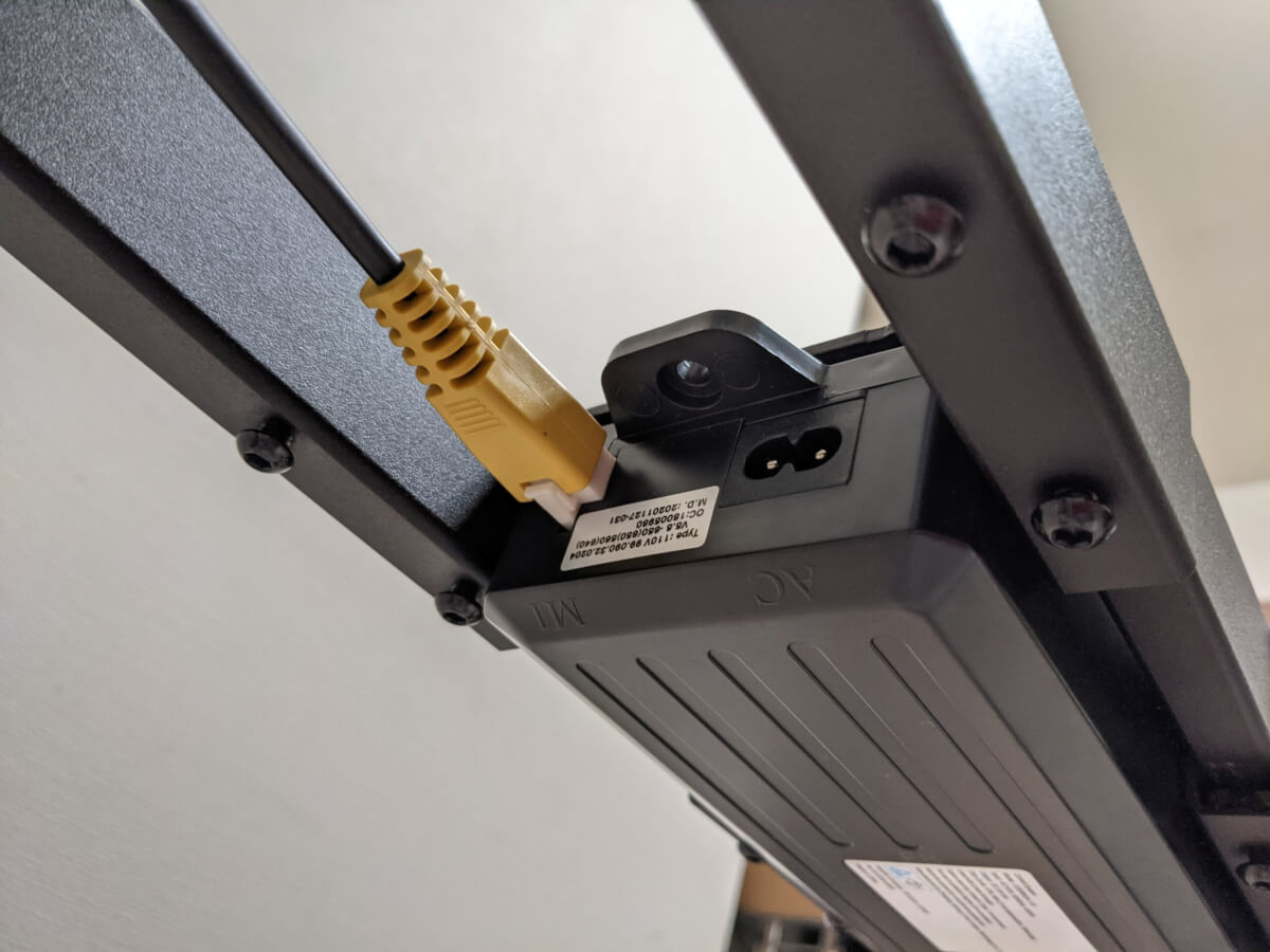 DAISHINスマート昇降スタンディングデスク STD STDBシリーズ 組立 脚のモーターと電源ユニットの接続 電源コード用のメガネ型のメス穴