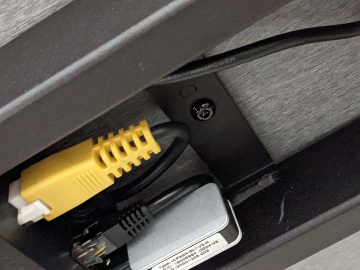 DAISHINスマート昇降スタンディングデスク STD STDBシリーズ ビームにある天板用のネジ穴