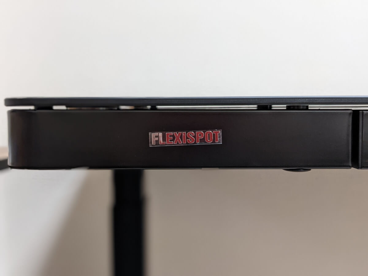 FlexiSpot EG8 天板に貼られたFlexiSpotのロゴシール 斜めになっている