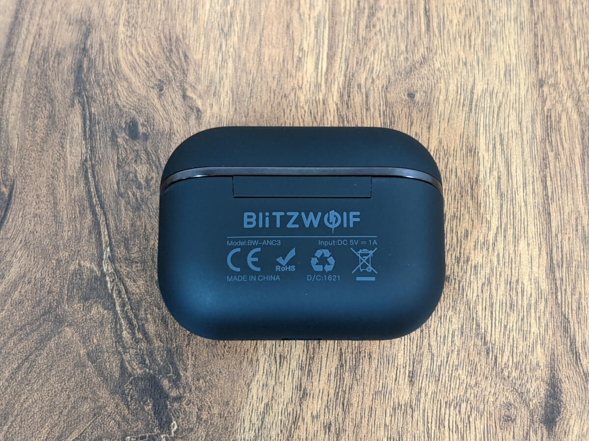 BlitzWolf BW-ANC3 ケース 裏面 各種仕様の表示