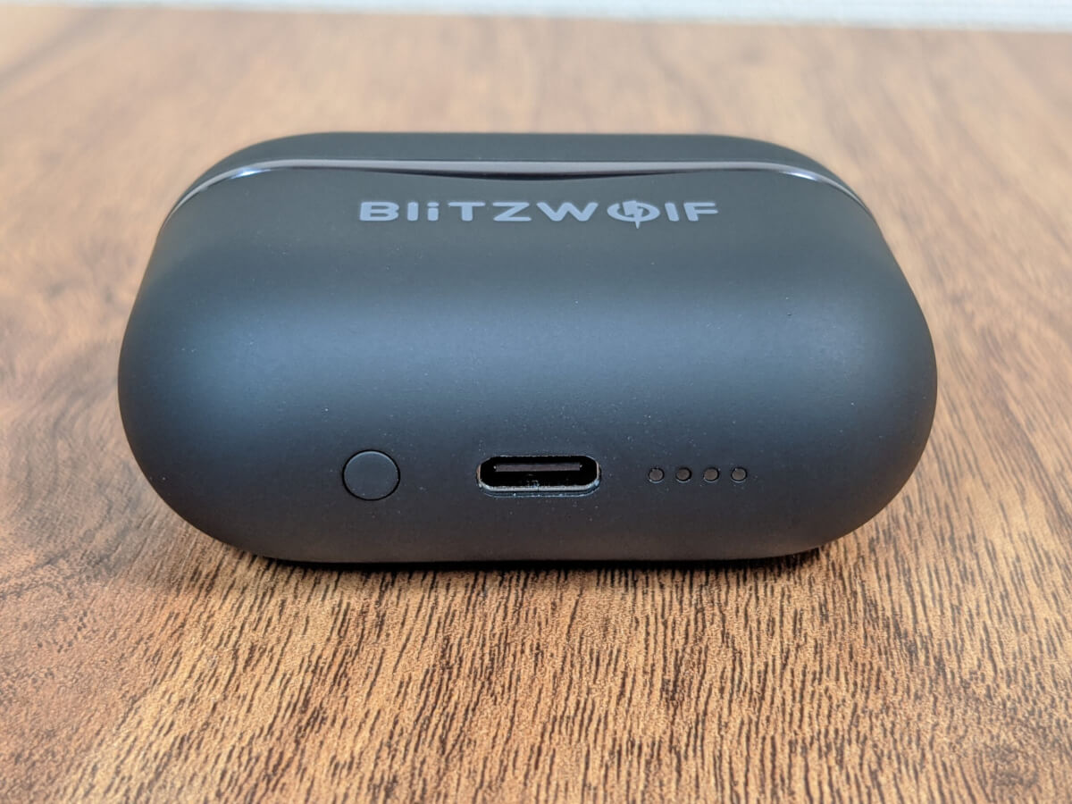 BlitzWolf BW-ANC3 ケース 底面 リセットボタン 充電用USB-C 電池残量表示等のためのLEDライト
