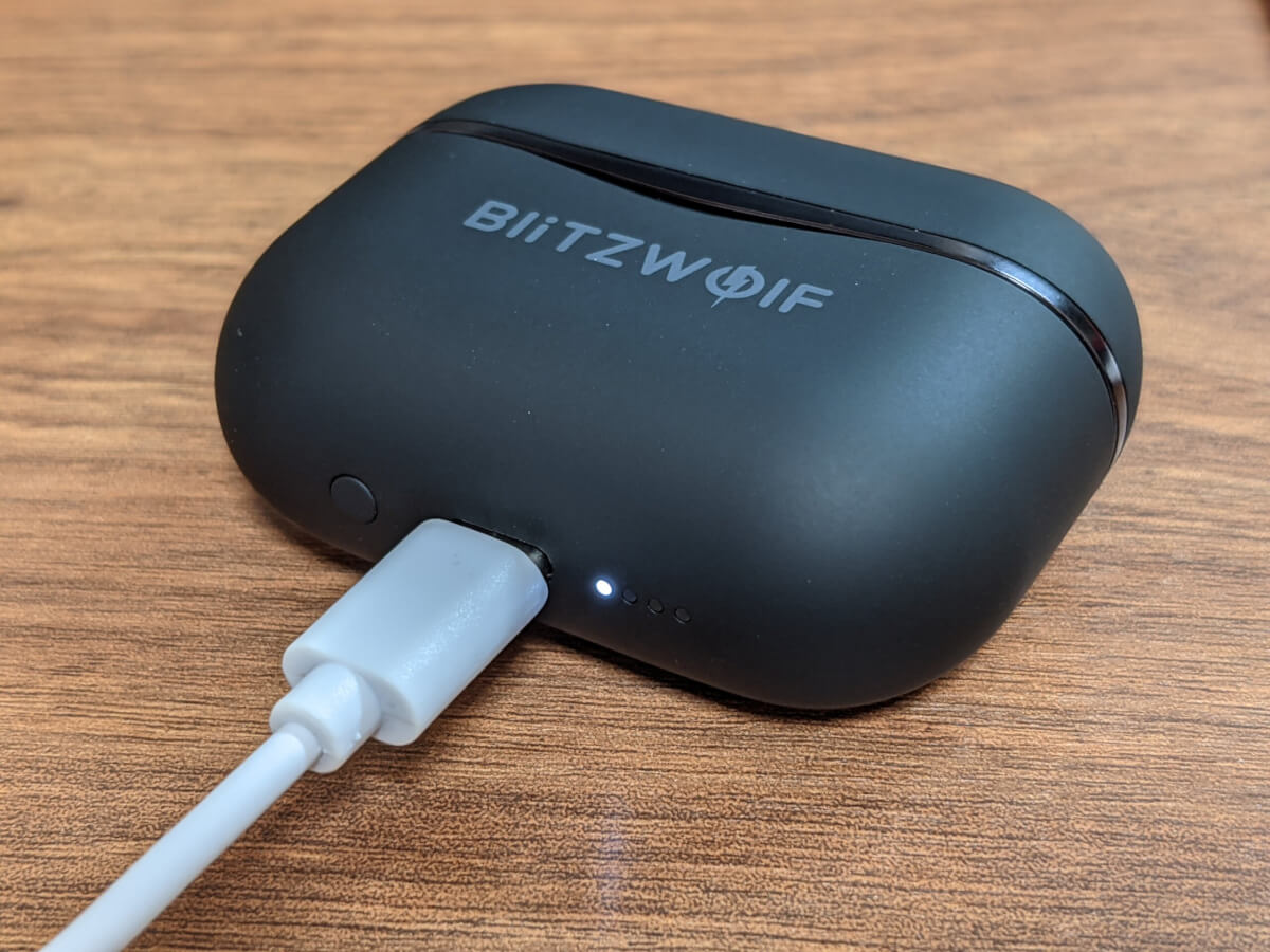 BlitzWolf BW-ANC3 ケース 充電中のLED点灯