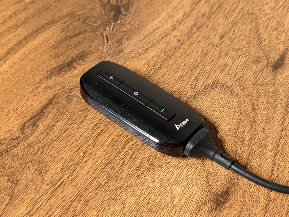 ikko Zerda ITM01 DAC ポータブルアンプ USB-C 磁石でくっつくケーブルを接続した様子