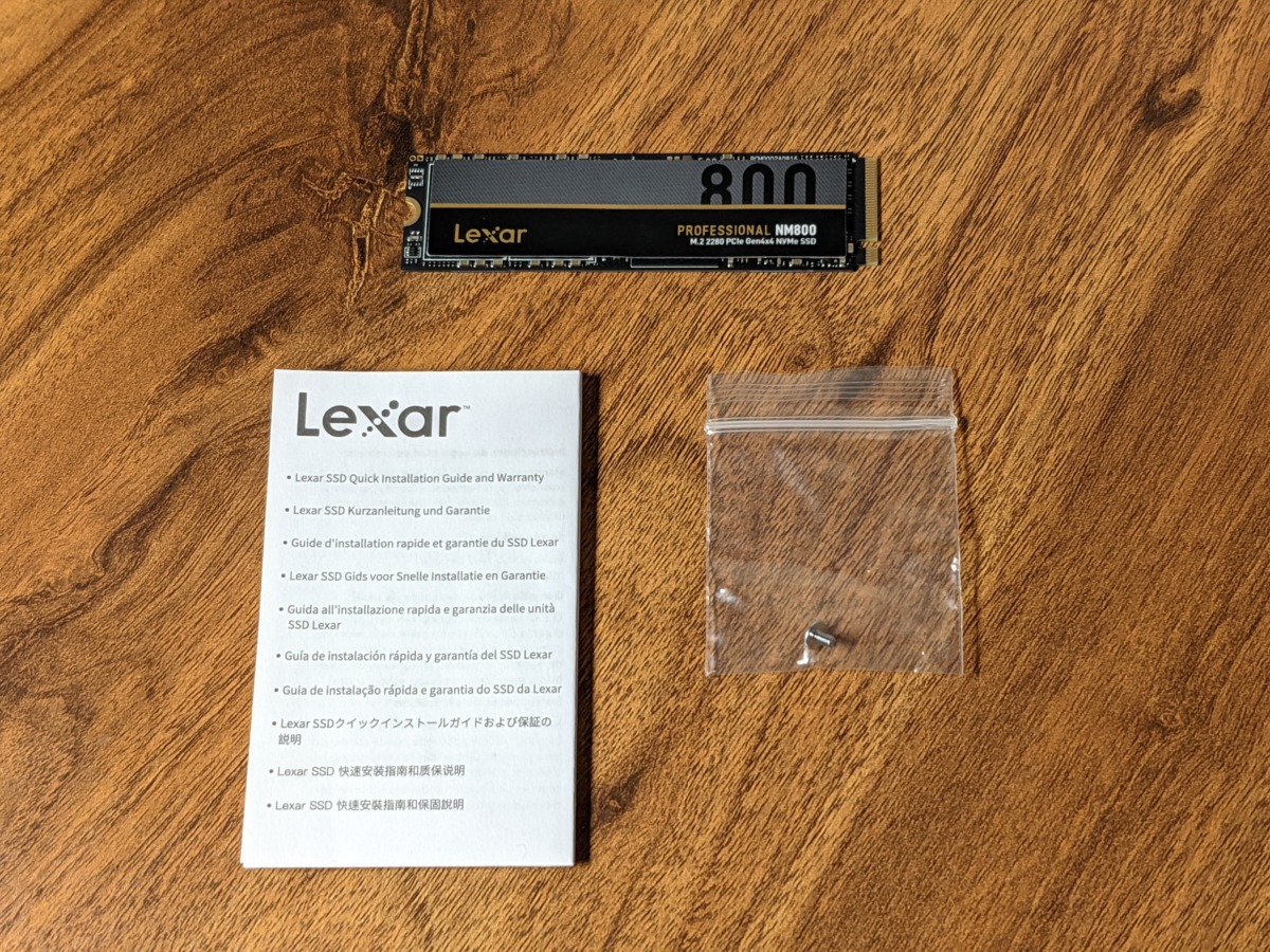 Lexar NM800 M.2 2280 PCIe Gen 4x4 NVMe SSD 本体と付属品