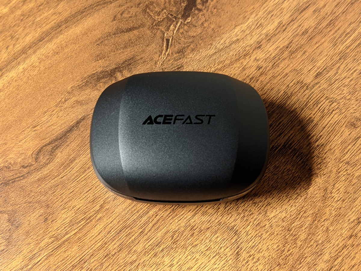 ACEFAST Active T2 完全ワイヤレスイヤホン ケース上面 ACEFASTのロゴマーク