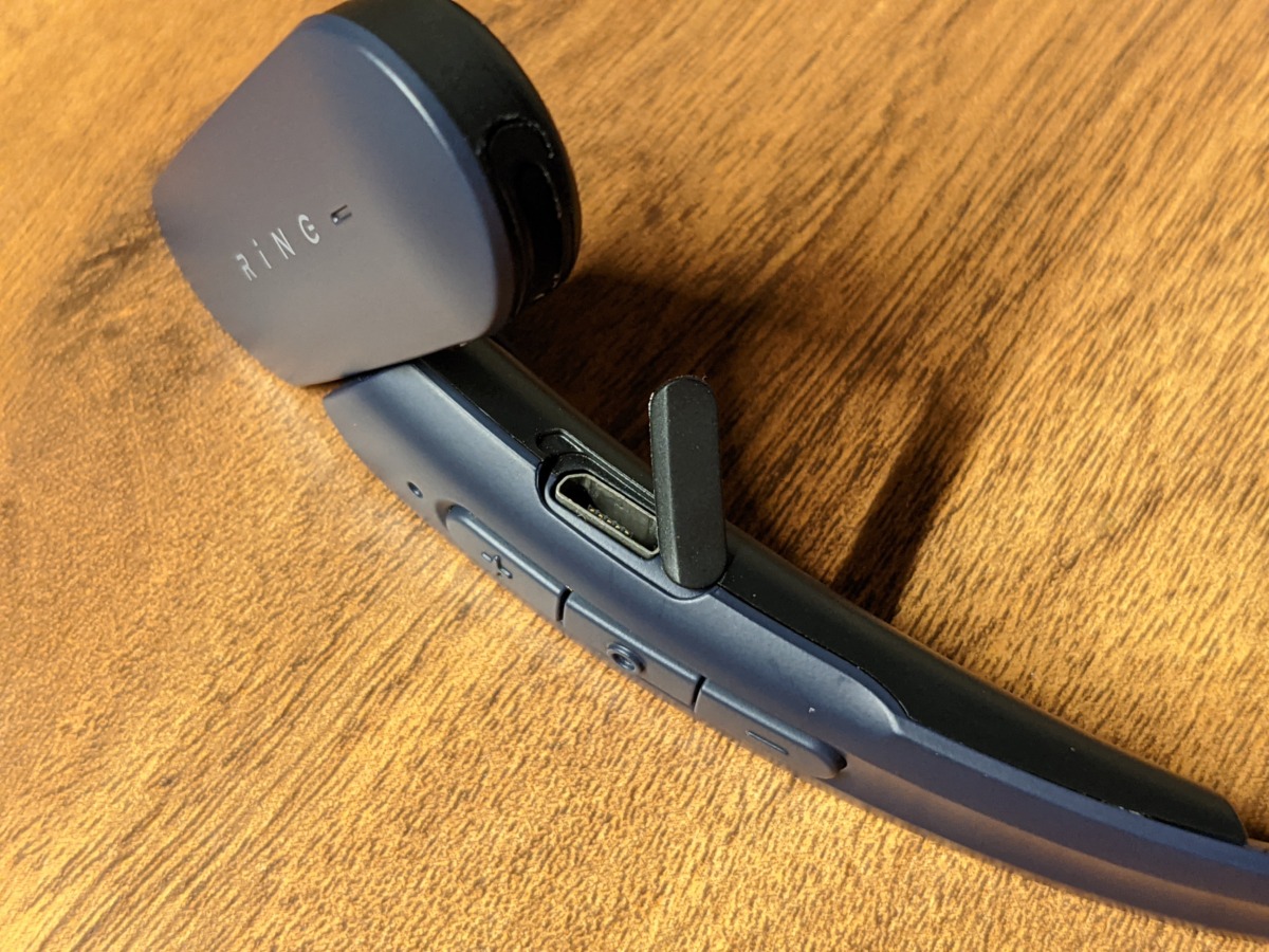 Mu6 Ring 空気伝導ワイヤレスイヤホン ウェアラブルスピーカー 本体 アップ写真 Micro-USB 充電口