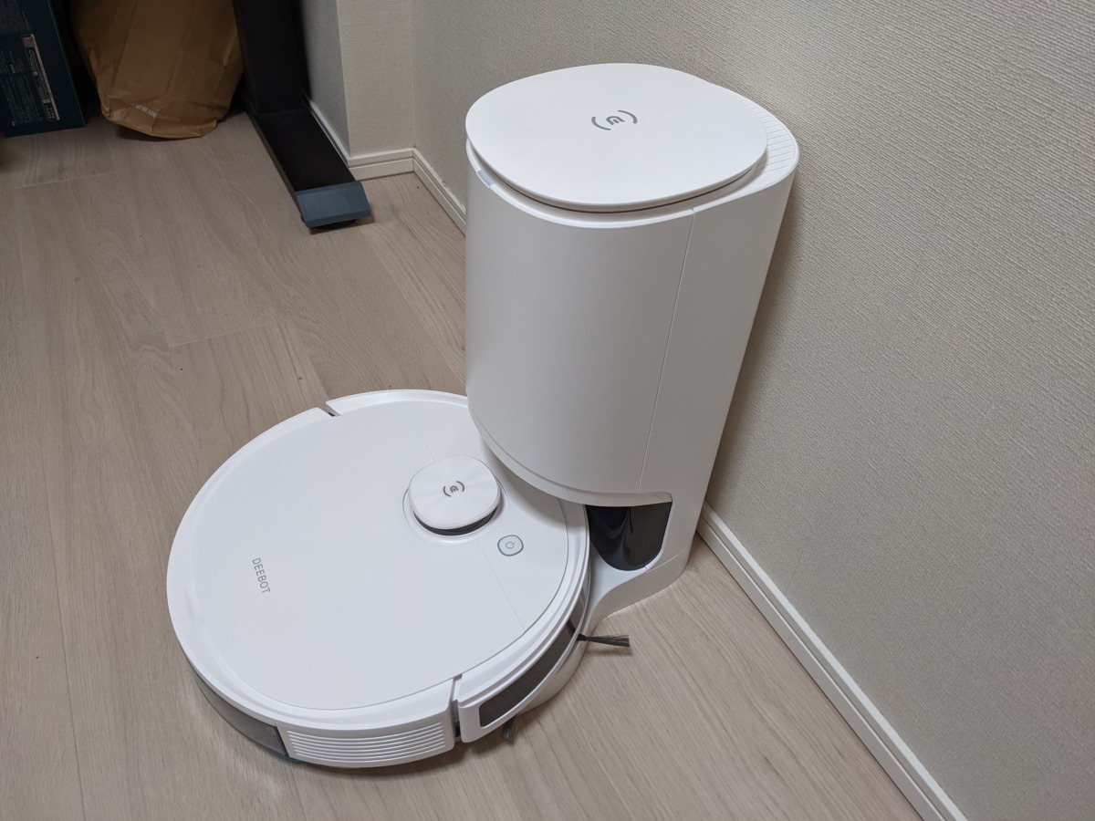 ECOVACS DEEBOT N8+ Amazon.co.jp限定モデル ロボット掃除機 自動ゴミ収集ステーションと本体 設置イメージ