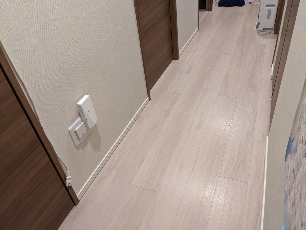 TP-Link RE600X AX1800 WiFi6対応 中継器 アクセスポイント OneMesh対応 コンセントに挿した様子