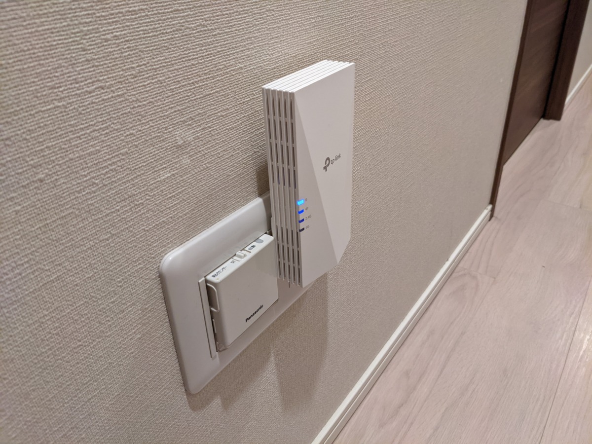 TP-Link RE600X AX1800 WiFi6対応 中継器 アクセスポイント OneMesh対応 コンセントに挿した様子