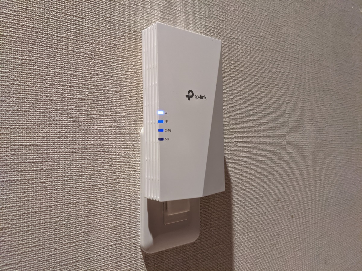 TP-Link RE600X AX1800 WiFi6対応 中継器 アクセスポイント OneMesh対応 コンセントに挿した様子