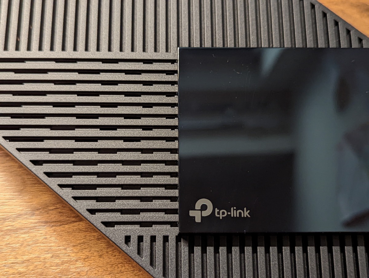 TP-Link Archer AX55レビュー 本体上面 メッシュ構造 排熱重視