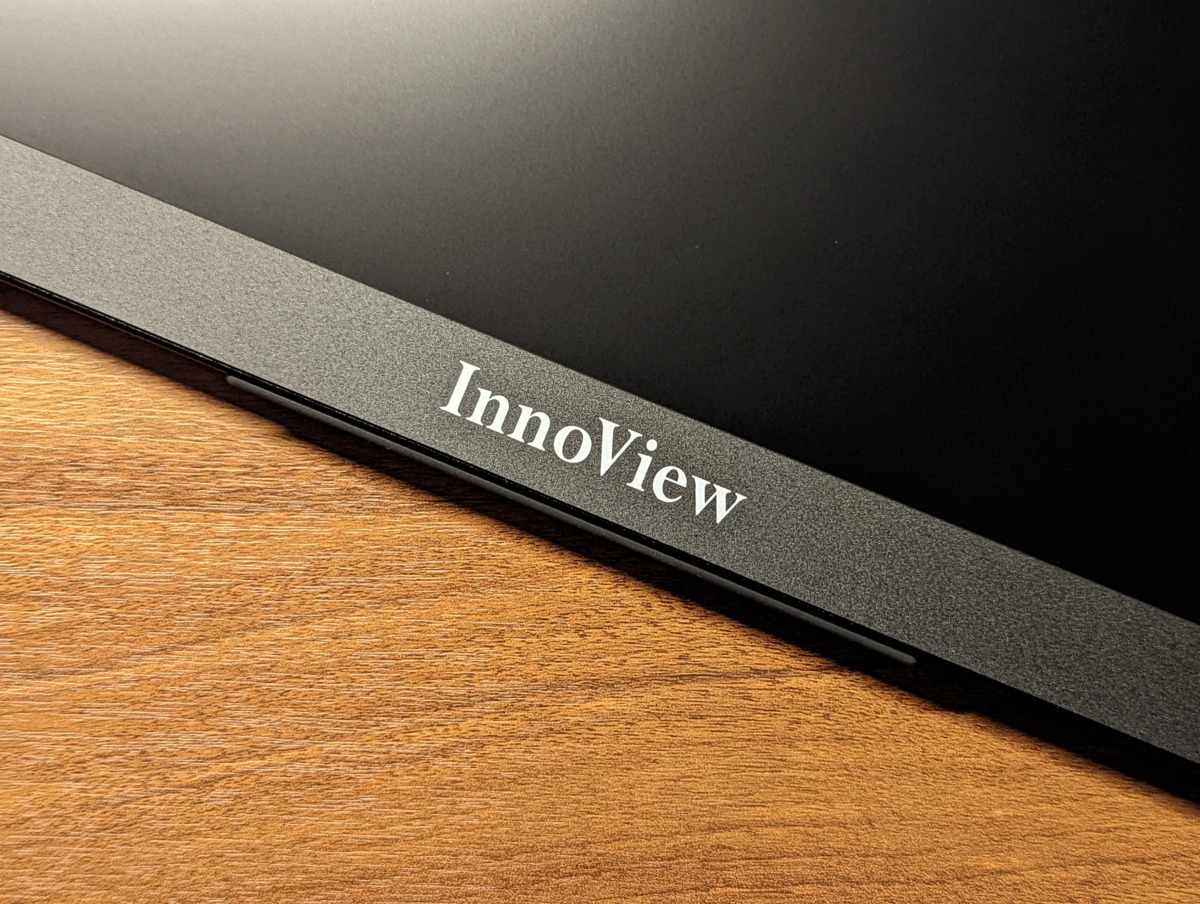 InnoView 15.6インチFHD IPS モバイルモニター ‎INVPM001 レビュー 本体 前面 InnoViewロゴ