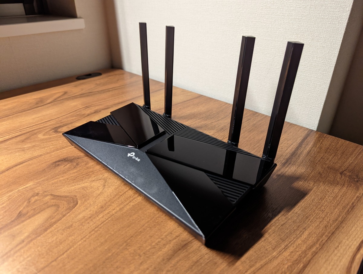 TP-Link Archer AX72 WiFi6対応 WiFiルーター レビュー 本体アンテナを立てた様子