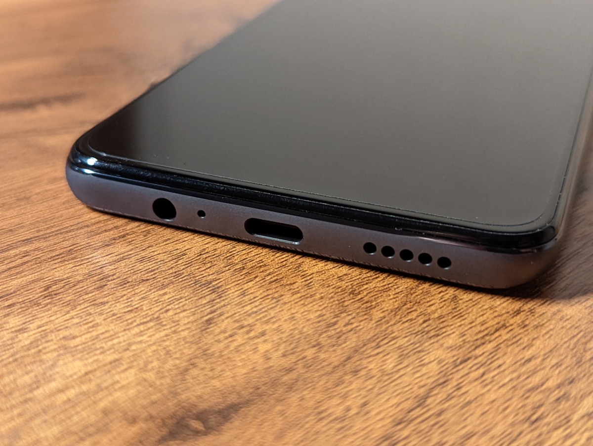 Xiaomi POCO M4 Pro 5G レビュー 下側面 スピーカー USB-C マイク 3.5mmイヤホンジャック