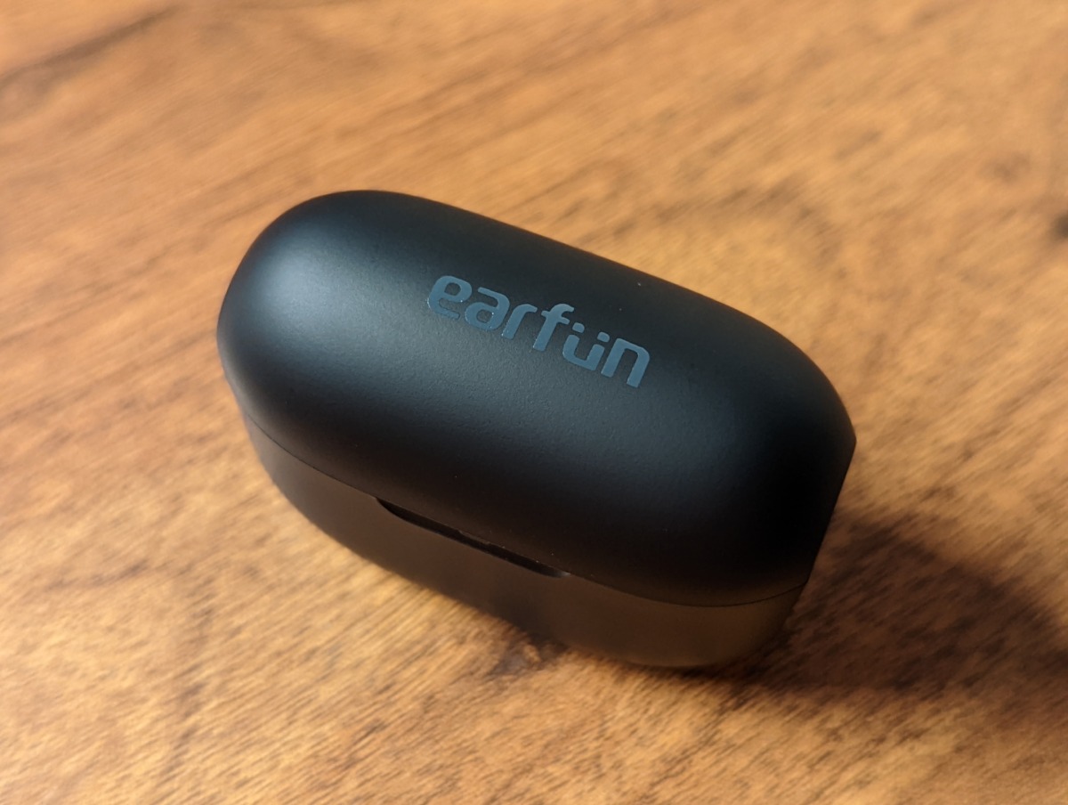 EarFun Free Mini 完全ワイヤレスイヤホン レビュー 本体 外観 ケース 上面