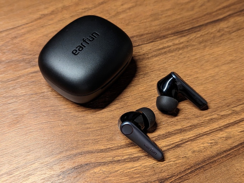 EarFun Air Pro 3 レビュー ケースから本体を取り出した様子