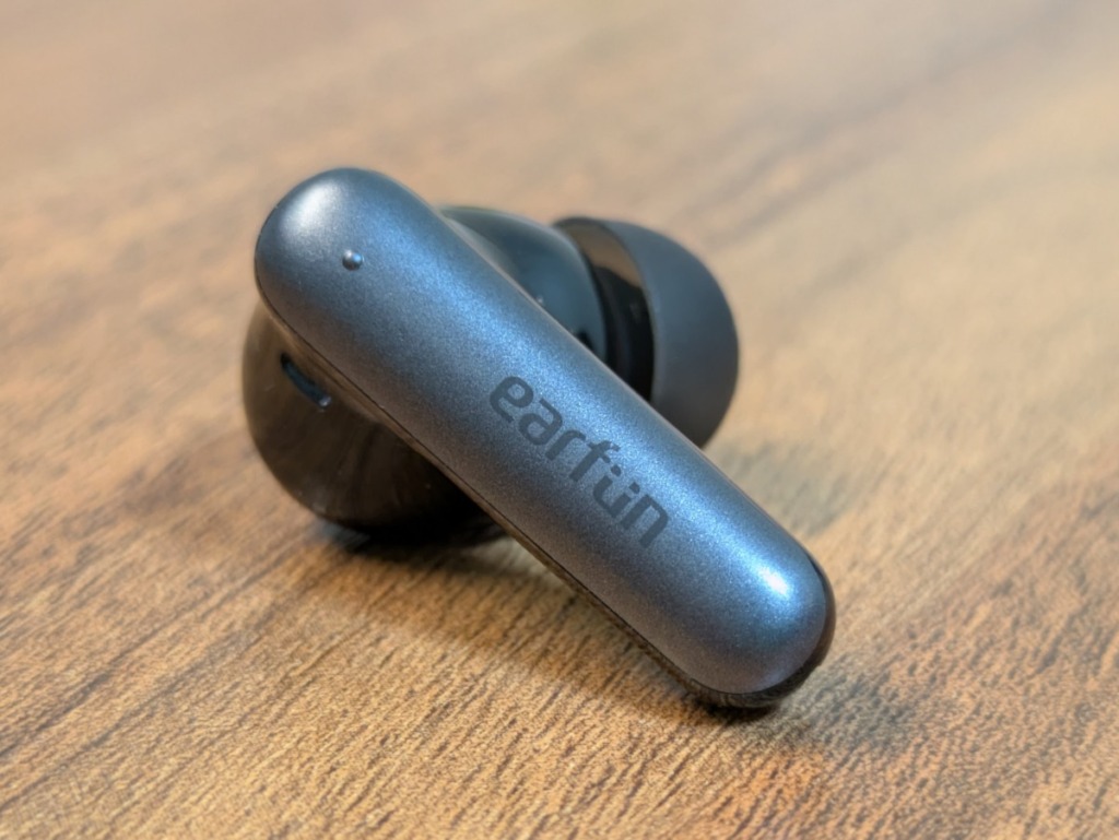 EarFun Air Pro 4iレビュー 本体デザイン 外側 EarFunロゴ