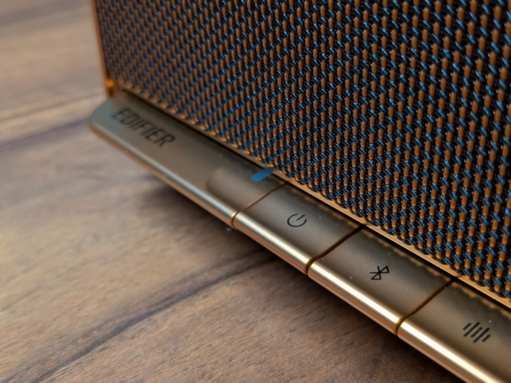 Edifier MP330レビュー 本体前面 上から押すタイプのボタン