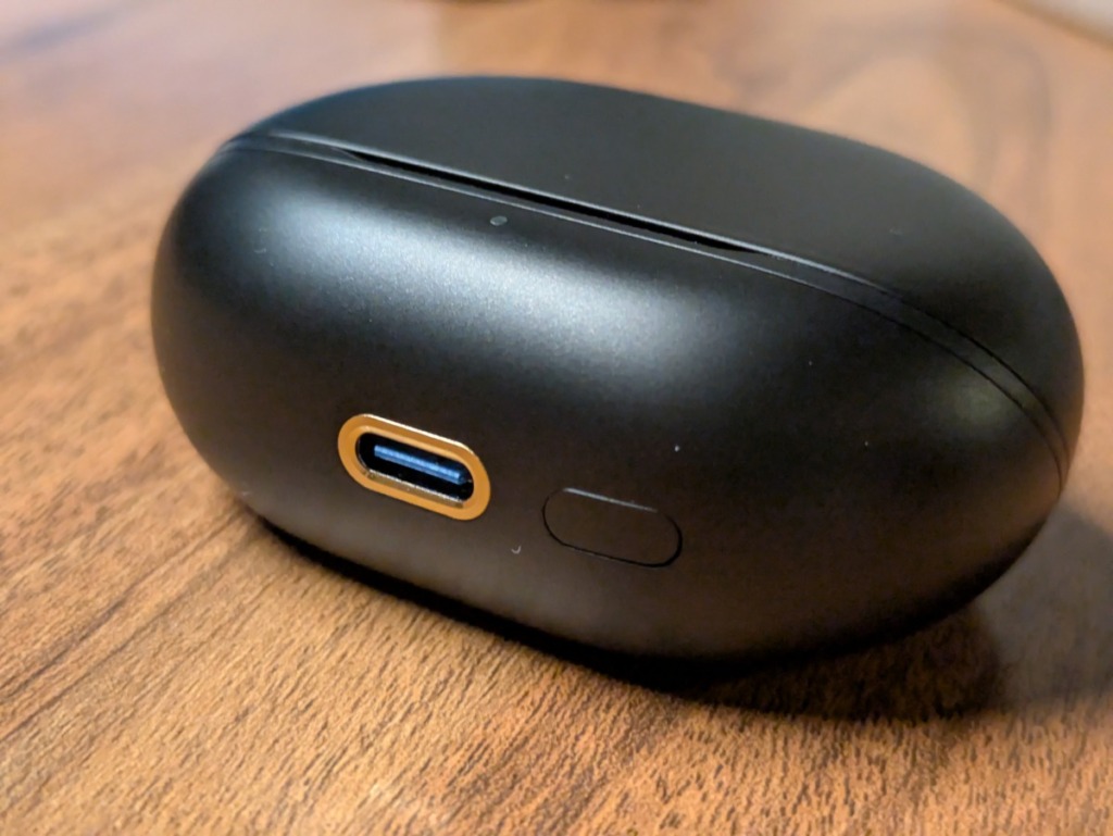 SOUNDPEATS Air5 Pro+ レビュー ケースのデザイン 底面の充電ジャックが金の縁取り