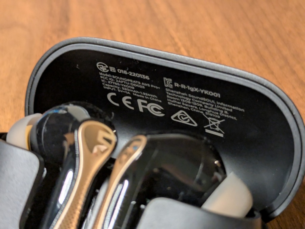 SOUNDPEATS Air5 Pro+ レビュー ケースのデザイン 蓋の内側に規格の印字がある
