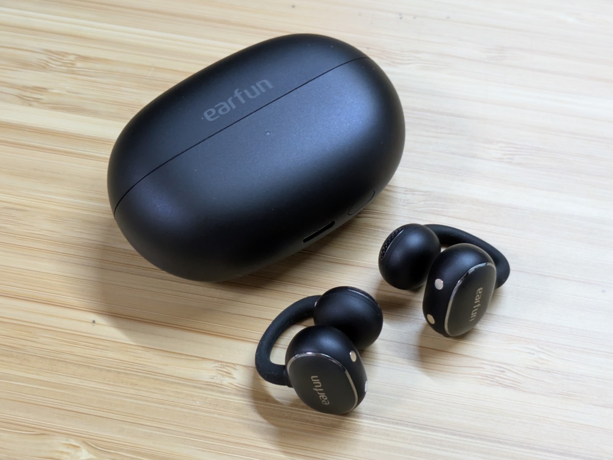 EarFun Clip 2 レビュー イヤホン使い分け 家用イヤーカフ型を充電ケースと並べたところ