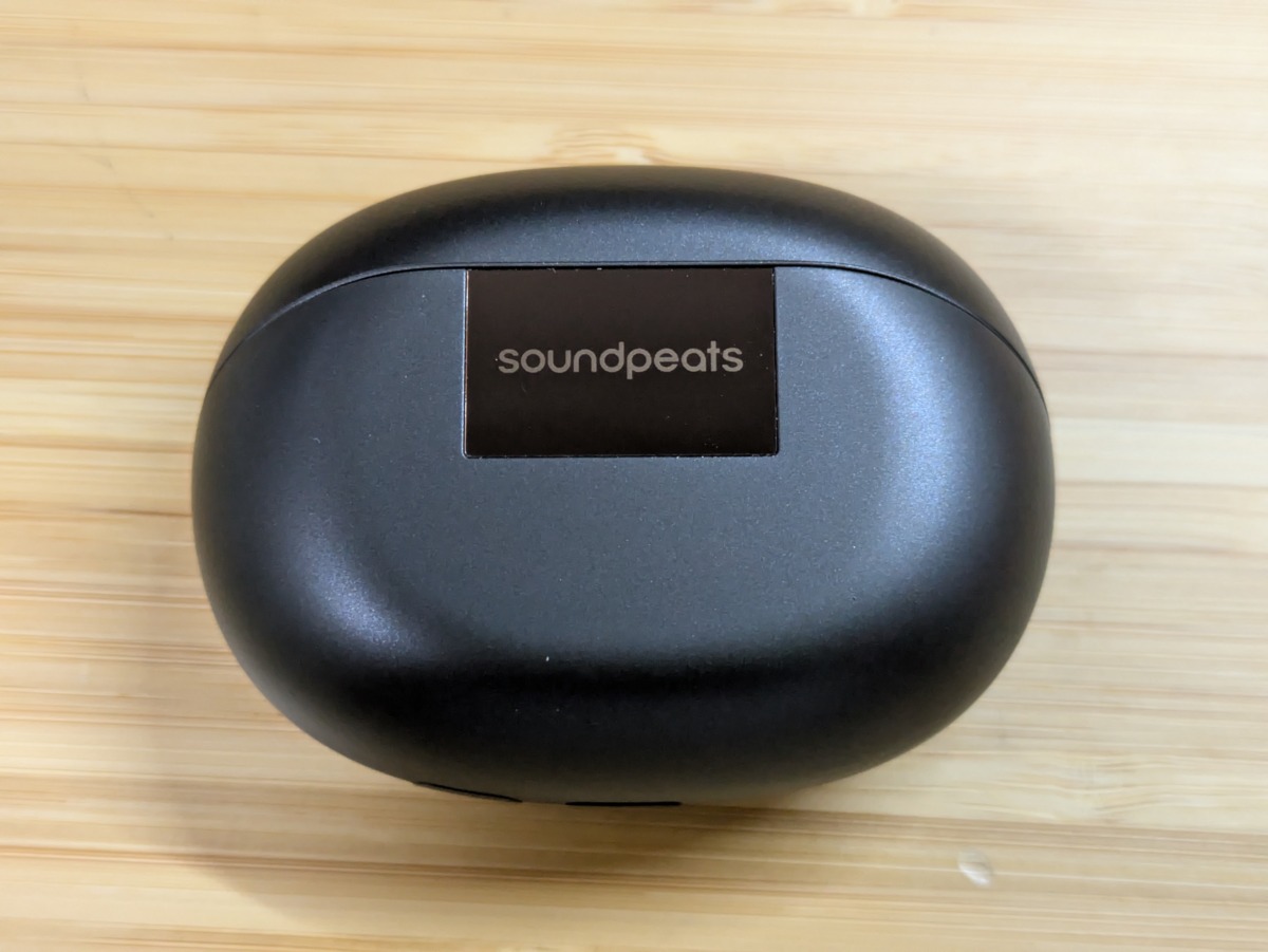 SOUNDPEATS Air6 Pro レビュー デザイン 充電ケースの上面に金色を抑えたsoundpeatsロゴ
