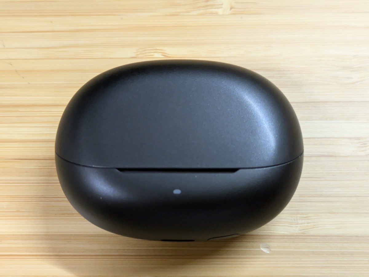 SOUNDPEATS Air6 Pro レビュー デザイン 充電ケース正面のフタの合わせ目とインジケーター