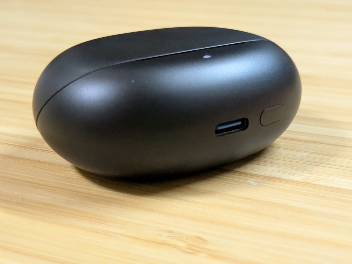 SOUNDPEATS Air6 Pro レビュー デザイン 充電ケース側面のUSB-Cポート